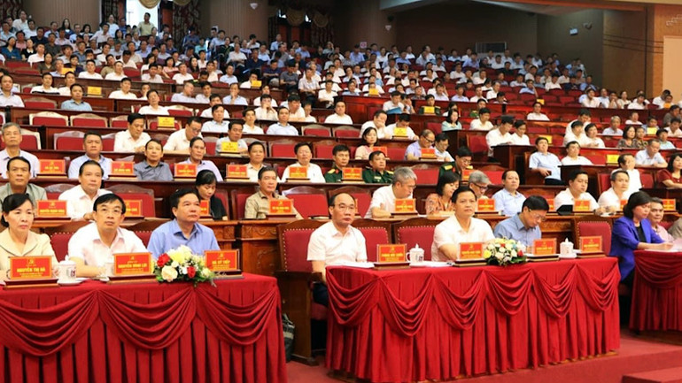 Hơn 400 đại biểu tham dự hội nghị.