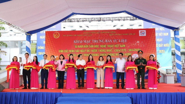 Các đại biểu cắt băng khai mạc trưng bày.