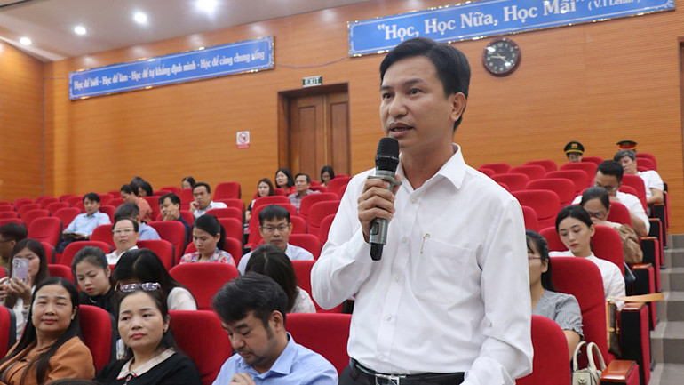 Các cử tri phát biểu ý kiến.