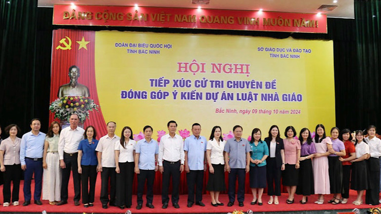 Các đại biểu và cử tri tham dự hội nghị.