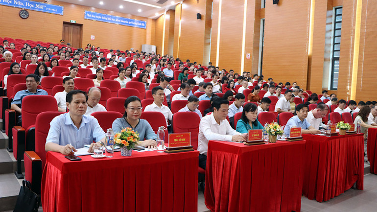 Các đại biểu tham dự hội nghị.