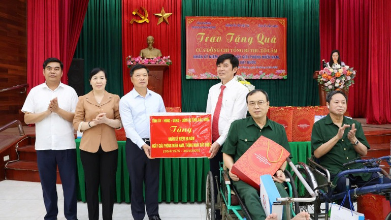 Tỉnh Bắc Ninh trao tặng quà Trung tâm Điều dưỡng Thương binh Thuận Thành.
