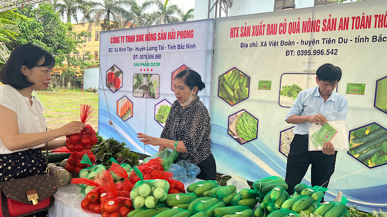 Các sản phẩm bán tại Chợ phiên được khách hàng tin tưởng lựa chọn. Các sản phẩm bán tại Chợ phiên được khách hàng tin tưởng lựa chọn.