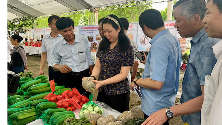 Kiểm tra mã QR trên các sản phẩm. Kiểm tra mã QR trên các sản phẩm.