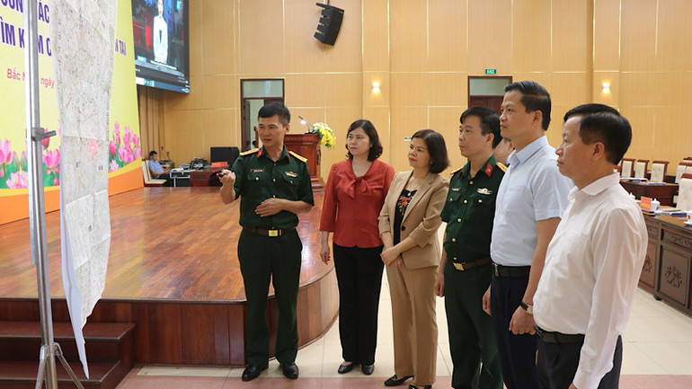 Các đại biểu nghe báo cáo về công tác hiệp đồng phòng, chống thiên tai và tìm kiếm cứu nạn trên địa bàn tỉnh.