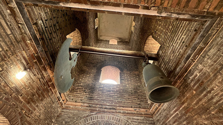 Chuông và khánh được treo trong tháp Hòa Phong.