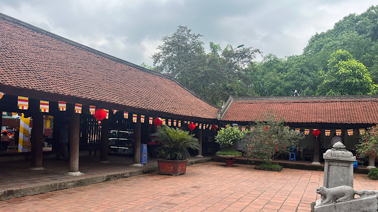 Một góc chùa Dâu.