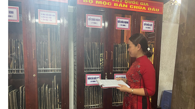 Chị Lê Thị Thanh Thư giới thiệu về Bảo vật quốc gia-Mộc bản chùa Dâu.