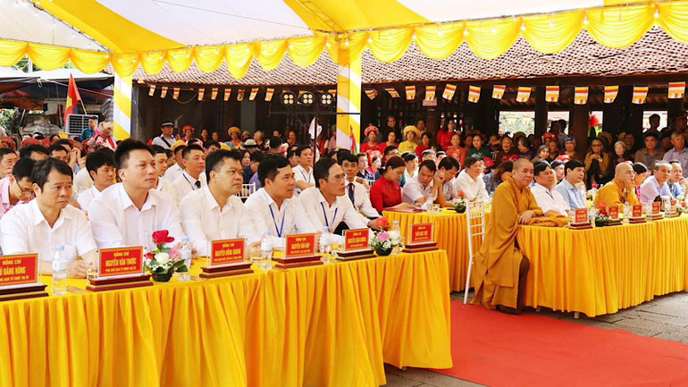 Đông đảo người dân và du khách tham dự lễ khai hội chùa Dâu.