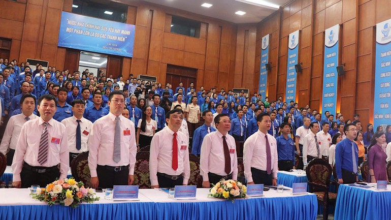 Các đại biểu làm lễ Chào cờ.