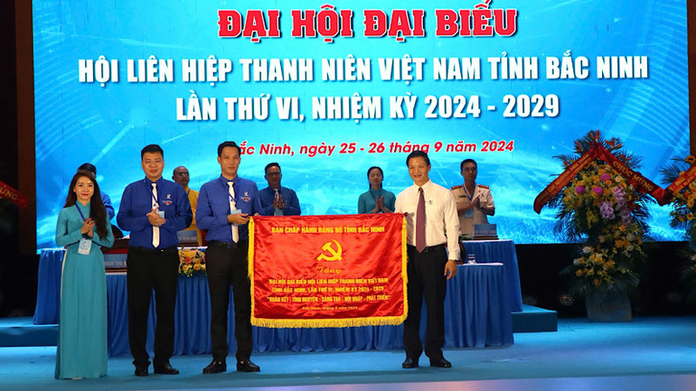 Thay mặt Ban Chấp hành Đảng bộ tỉnh, đồng chí Vương Quốc Tuấn, Ủy viên Dự khuyết Trung ương Đảng, Phó Bí thư Tỉnh ủy, Chủ tịch Ủy ban nhân dân tỉnh Bắc NInh trao tặng Đại hội bức trướng.