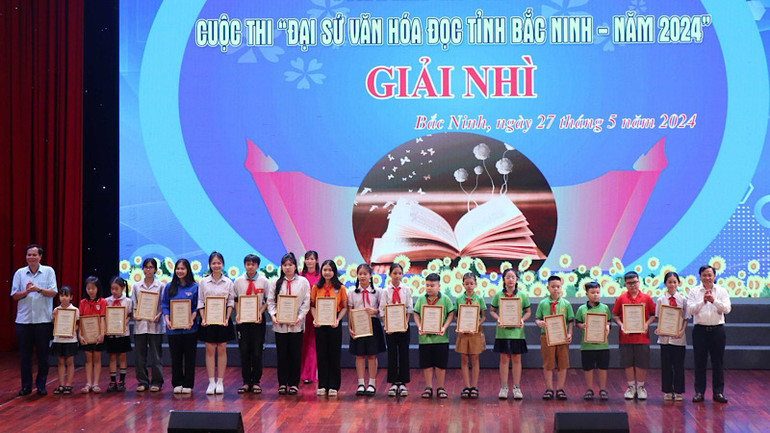 18 thí sinh đạt giải Nhì trong cuộc thi tại lễ trao giải.