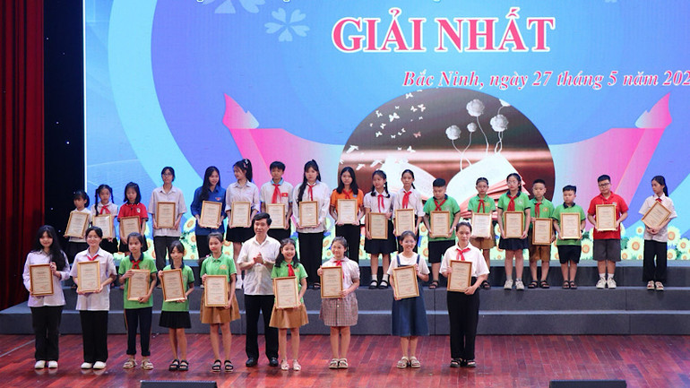 Ban Tổ chức trao giải cho các thí sinh đạt giải Nhất.