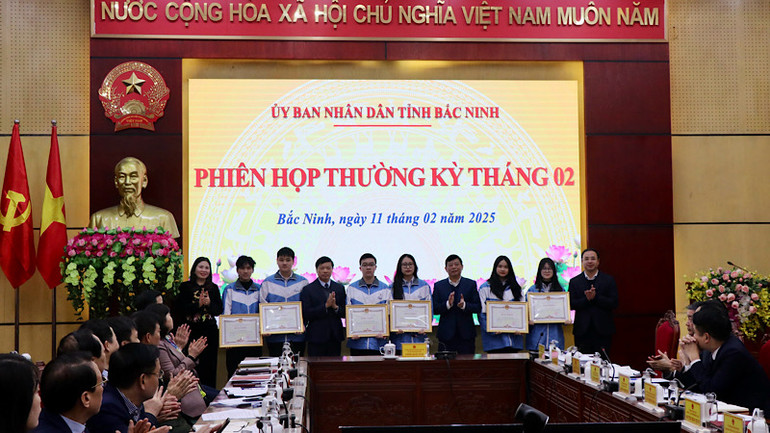 Lãnh đạo tỉnh trao Bằng khen tặng các em học sinh.