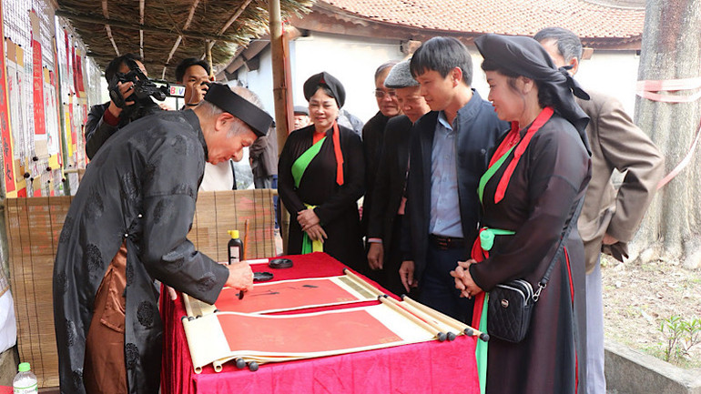 Các đại biểu tham quan các gian trình diễn thư pháp.