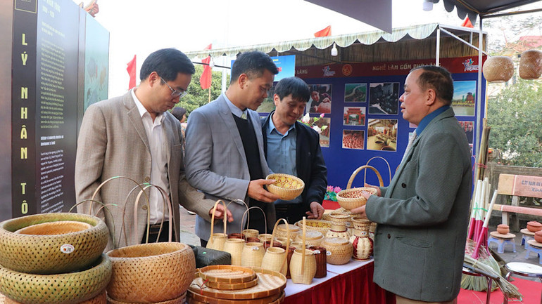 Các đại biểu tham quan gian nghề thủ công truyền thống mây tre đan làng Xuân Hội.