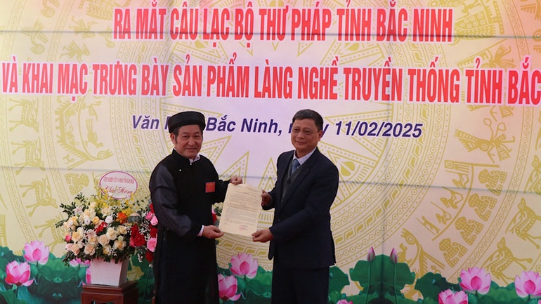 Viện nghiên cứu và Bảo tồn văn hóa trao quyết định thành lập Câu lạc bộ Thư pháp Bắc Ninh.