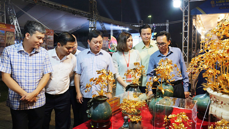 100 gian hàng với các sản phẩm, mẫu mã, chủng loại đa dạng giúp du khách có nhiều lựa chọn.