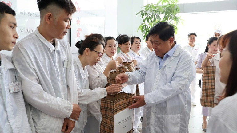 Phó Thủ tướng Chính phủ Nguyễn Chí Dũng thăm, tặng quà người lao động tại Công ty cổ phần sản xuất gia công và xuất nhập khẩu Hanel. Phó Thủ tướng Chính phủ Nguyễn Chí Dũng thăm, tặng quà người lao động tại Công ty cổ phần sản xuất gia công và xuất nhập khẩu Hanel.