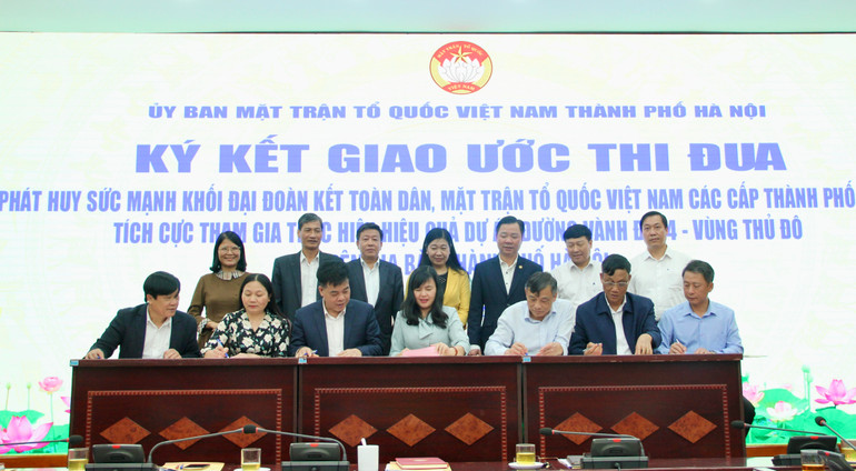 Đại diện Mặt trận tổ quốc 7 quận, huyện ký kết giao ước thi đua. Đại diện Mặt trận tổ quốc 7 quận, huyện ký kết giao ước thi đua.