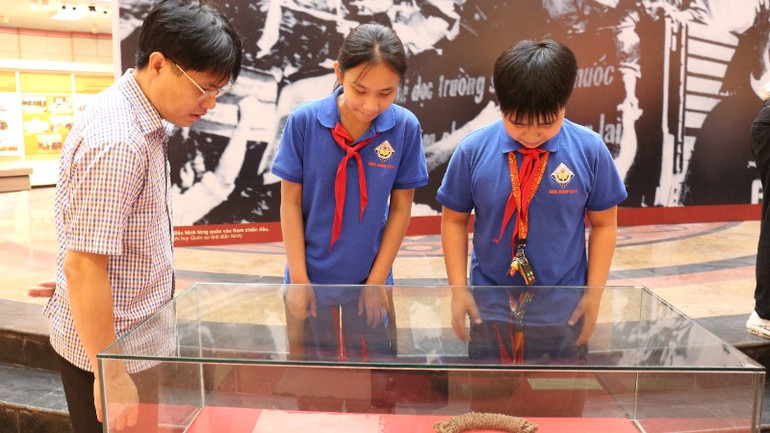 Du khách tham quan các hiện vật.