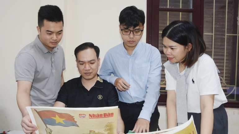 Các đồng nghiệp Báo Bắc Ninh với phụ san đặc biệt. Các đồng nghiệp Báo Bắc Ninh với phụ san đặc biệt.