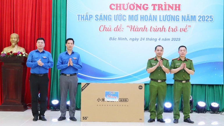 Tỉnh Đoàn, Hội Liên hiệp thanh niên tỉnh trao quà tặng Trại tạm giam Công an tỉnh.