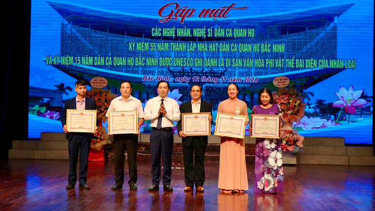 Khen thưởng các tập thể đạt thành tích xuất sắc trong bảo tồn và phát huy giá trị di sản của Dân ca Quan họ Bắc Ninh.