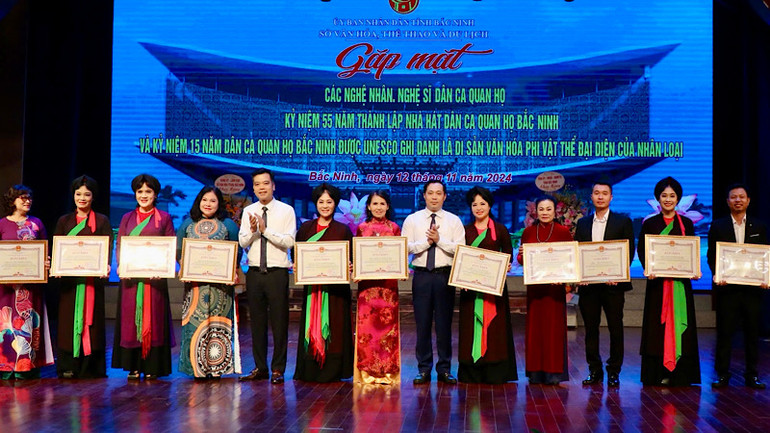 Nhiều nghệ sĩ được vinh danh, khen thưởng dịp này.