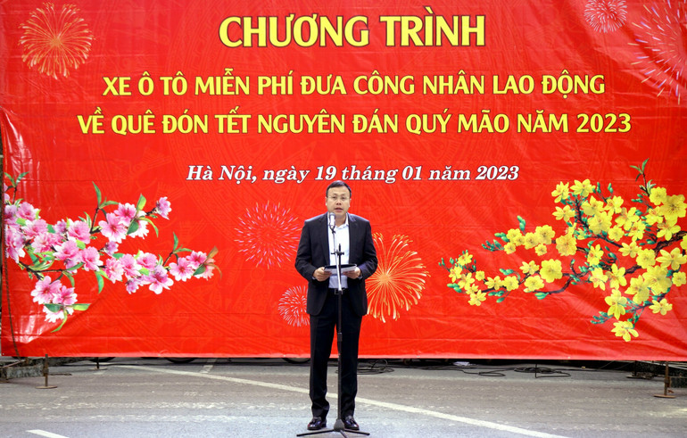 Chủ tịch Liên đoàn Lao động thành phố Hà Nội gửi lời chúc Tết tới người lao động trước giờ xe lăn bánh.