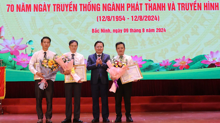 Đồng chí Bí thư Tỉnh ủy Nguyễn Anh Tuấn trao Bằng khen tặng các tập thể đạt thành tích xuất sắc.