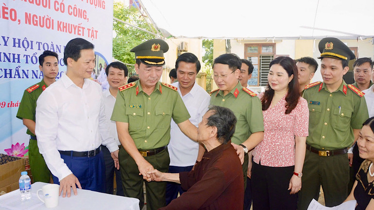 Thượng tướng Trần Quốc Tỏ thăm hỏi, động viên sức khỏe người dân.