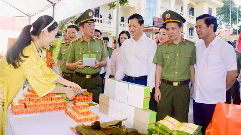 Các đại biểu tham quan các gian hàng trong Ngày hội.