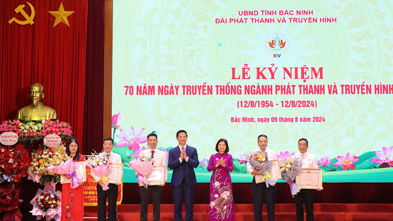 Các cá nhân đạt thành tích xuất sắc nhận Bằng khen do lãnh đạo tỉnh trao tặng.