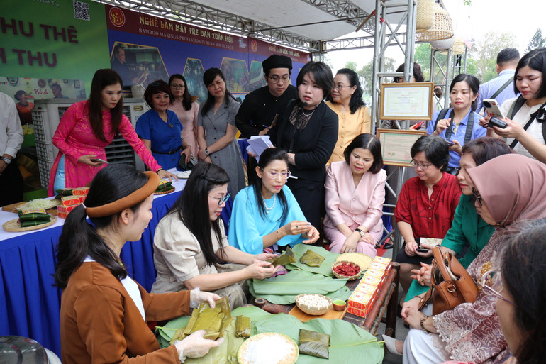 Các đại biểu trải nghiệm gói bánh phu thê.