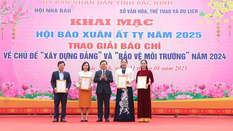 Bí thư Tỉnh ủy Nguyễn Anh Tuấn trao giải Nhất giải Báo chí về chủ đề Xây dựng Đảng năm 2024 tới các tác giả, nhóm tác giả. Bí thư Tỉnh ủy Nguyễn Anh Tuấn trao giải Nhất giải Báo chí về chủ đề Xây dựng Đảng năm 2024 tới các tác giả, nhóm tác giả.