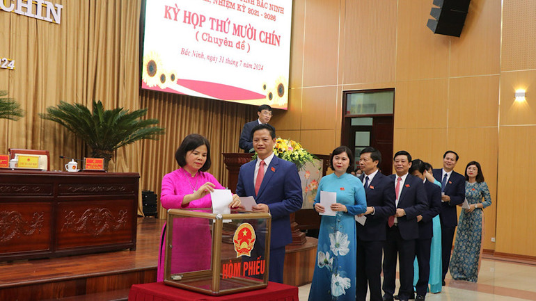 Các đại biểu bỏ phiếu bầu các chức danh.