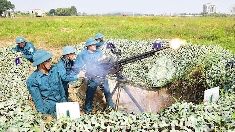 Dân quân thành phố Bắc Ninh luyện tập thực binh.