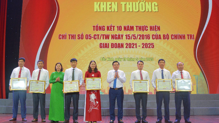 Các tập thể vinh dự được tặng Bằng khen của Chủ tịch Ủy ban nhân dân tỉnh.