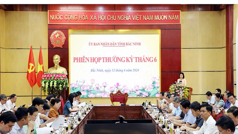 Quang cảnh phiên họp thường kỳ tháng 6 của Ủy ban nhân dân tỉnh.