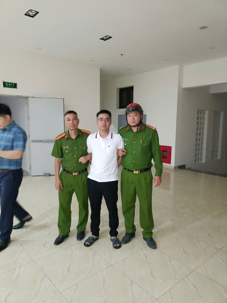 Tổ công tác Phòng PC02 phối hợp Công an phường Đông Hải, thành phố Thanh Hóa, tỉnh Thanh Hóa đã tổ chức bắt giữ được đối tượng Bùi Đình Khánh khi đang lẩn trốn tại khu vực đường tránh, địa phận phố Lễ Môn, phường Đông Hải, thành phố Thanh Hóa.