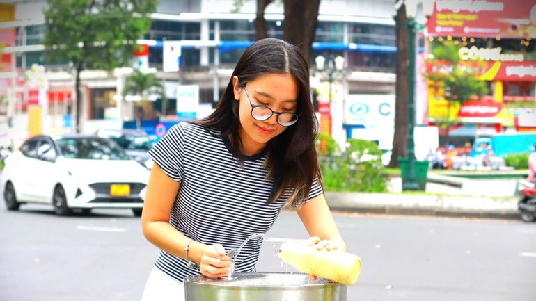 Trụ nước uống tại vòi do SAWACO lắp tại Khu vực Hồ Con Rùa, quận 3 phục vụ du khách và người dân thành phố.