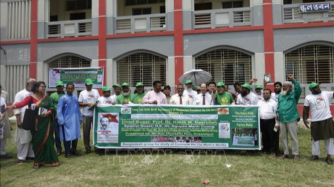 Đại sứ Việt Nam tại Bangladesh Nguyễn Mạnh Cường chụp ảnh lưu niệm với các đại biểu tham dự tọa đàm. (Ảnh: TTXVN)