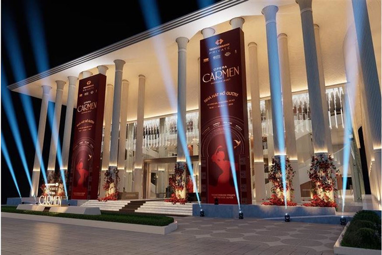 Hình ảnh 12 nghìn bông hồng đã trang trí sẵn sàng chờ đón khách mời và khách hàng Techcombank Private. Hình ảnh 12 nghìn bông hồng đã trang trí sẵn sàng chờ đón khách mời và khách hàng Techcombank Private.