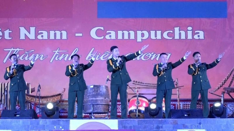 Tiết mục nghệ thuật của Đội văn nghệ Bộ Chỉ huy Bộ đội Biên phòng tỉnh Đắk Lắk thể hiện.