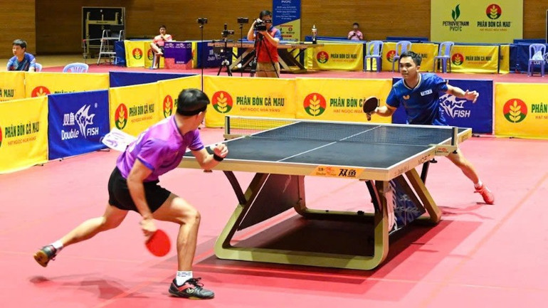 Đinh Anh Hoàng của Công an nhân dân T&T (bên phải) trong trận chung kết với Nguyễn Anh Tú của Hà Nội. (Ảnh DUY LINH)