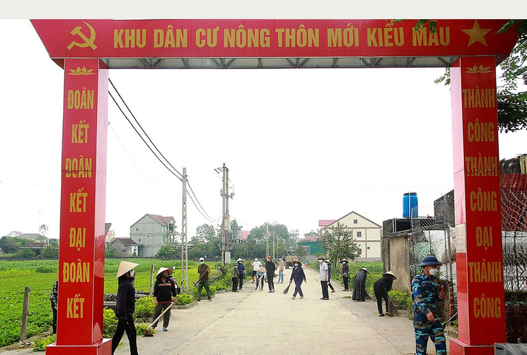 Bà con Giáo xứ Cam Lâm, Xuân Liên (Nghi Xuân) chung tay xây dựng xã Nông thôn mới nâng cao.