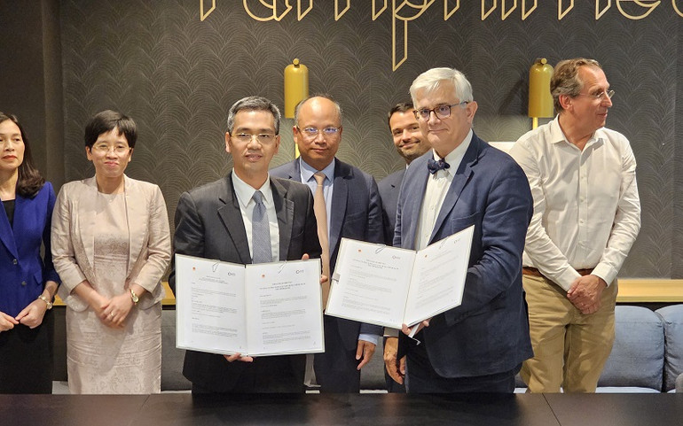 Ký kết thỏa thuận hợp tác về tăng cường năng lực xây dựng chính sách tài chính xanh giữa Thứ trưởng Võ Thành Hưng và Giám đốc AFD toàn cầu Philippe Orliange. (Ảnh: MINH DUY)