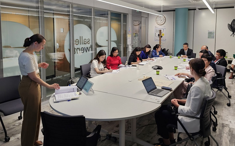 ; Đoàn công tác làm việc cùng đại diện Tổng cục tài chính công Pháp. (Ảnh: KHẢI HOÀN)