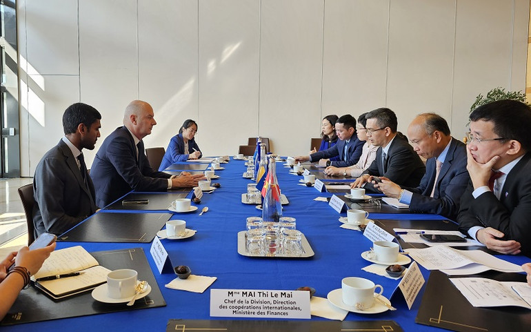 Bộ trưởng đặc trách công nghiệp Roland Lescure cùng cán bộ của Bộ Kinh tế, Tài chính và Chủ quyền công nghiệp và số đón tiếp và làm việc với Đoàn công tác. (Ảnh: MINH DUY)